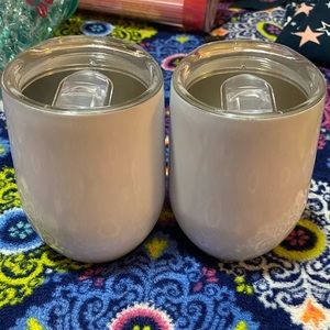 I’m selling 2 stainless steel tumblers the short ones. Keeps drink hot or cold!